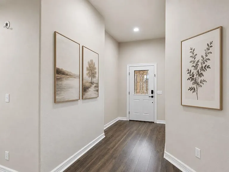 714 Newport Dr — Photo 3