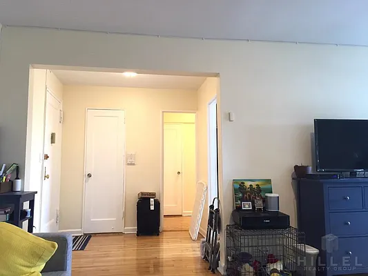 Rented by Hillel Realty Group | media 17