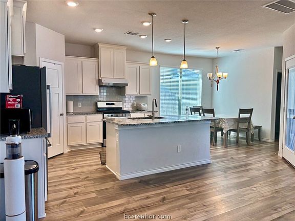 5th image of 806 Mineral Wells Ln