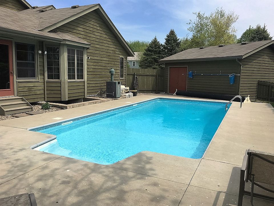 1st image of 1002 Windcrest Dr SE