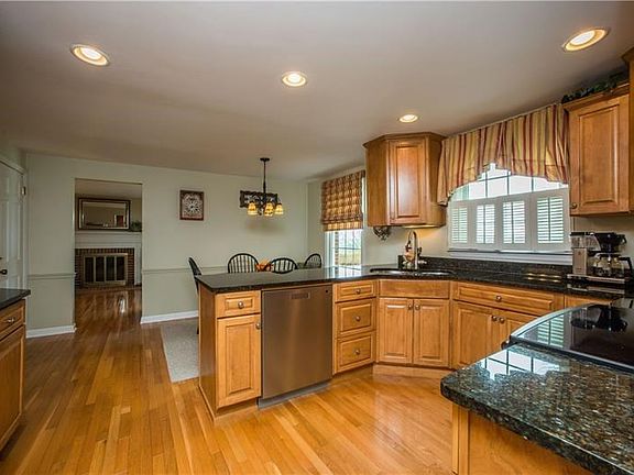 Updated kitchen w/ custom maple cabinets & granite counters