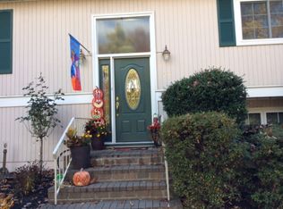 27 Balmoral Dr, Chestnut Ridge, NY 10977