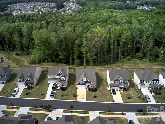 3rd image of 143 Dogwood Grove Pl