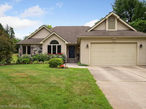 1369 Hunter Rd, Brighton, MI 48114