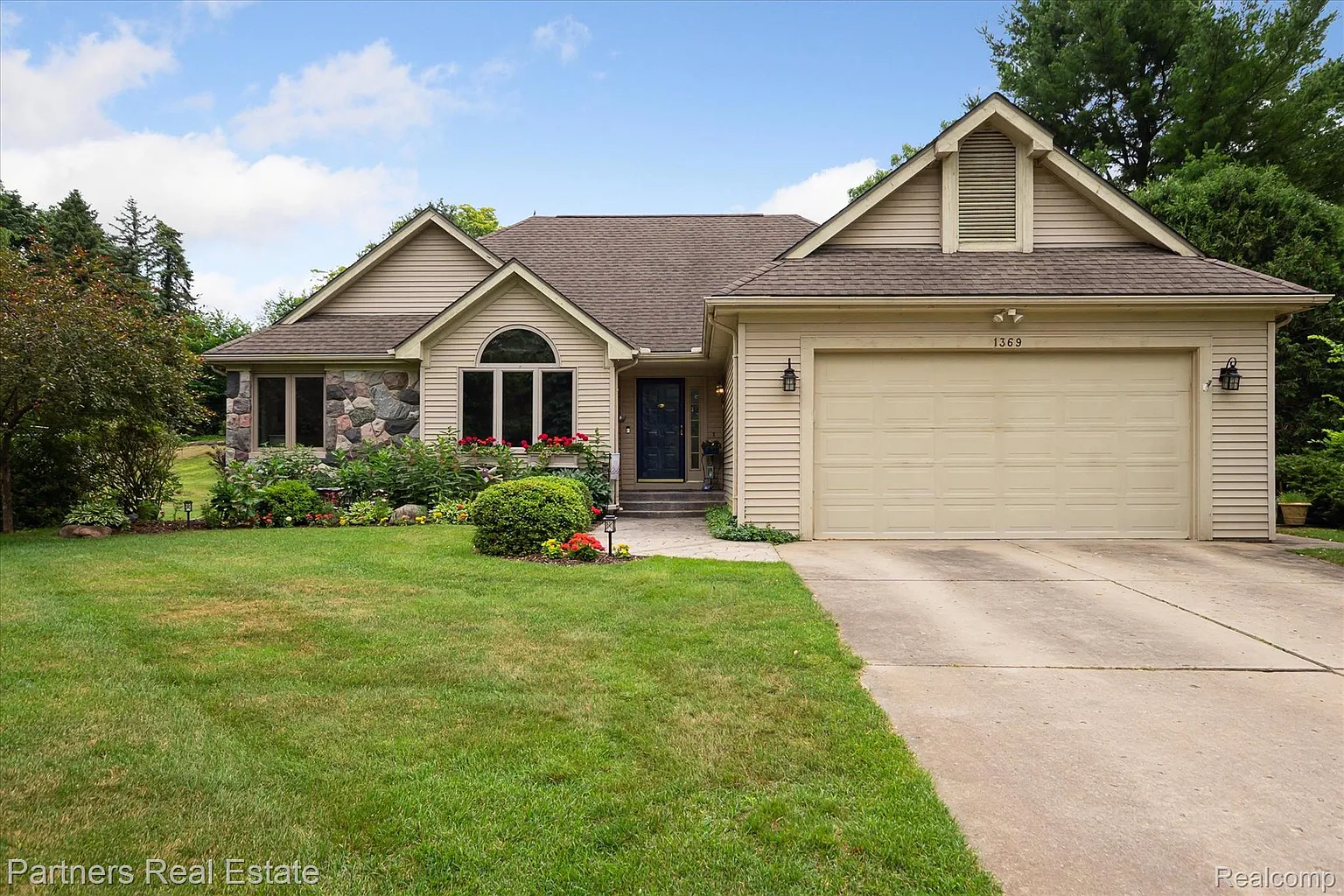 1369 Hunter Rd photo 1