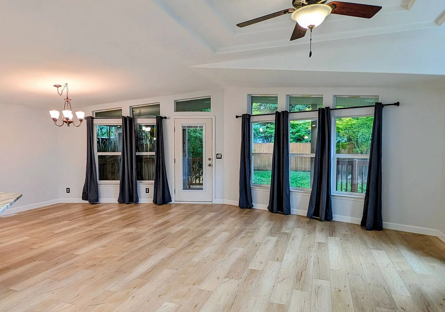 Bothell Thrashers Corner 2 Bedroom Rambler with office & hobby room — Photo 3