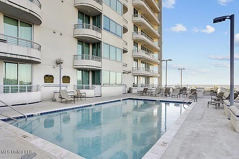 2 bed, 2.0 bath, 1380 sqft, $2,745 — Photo 2