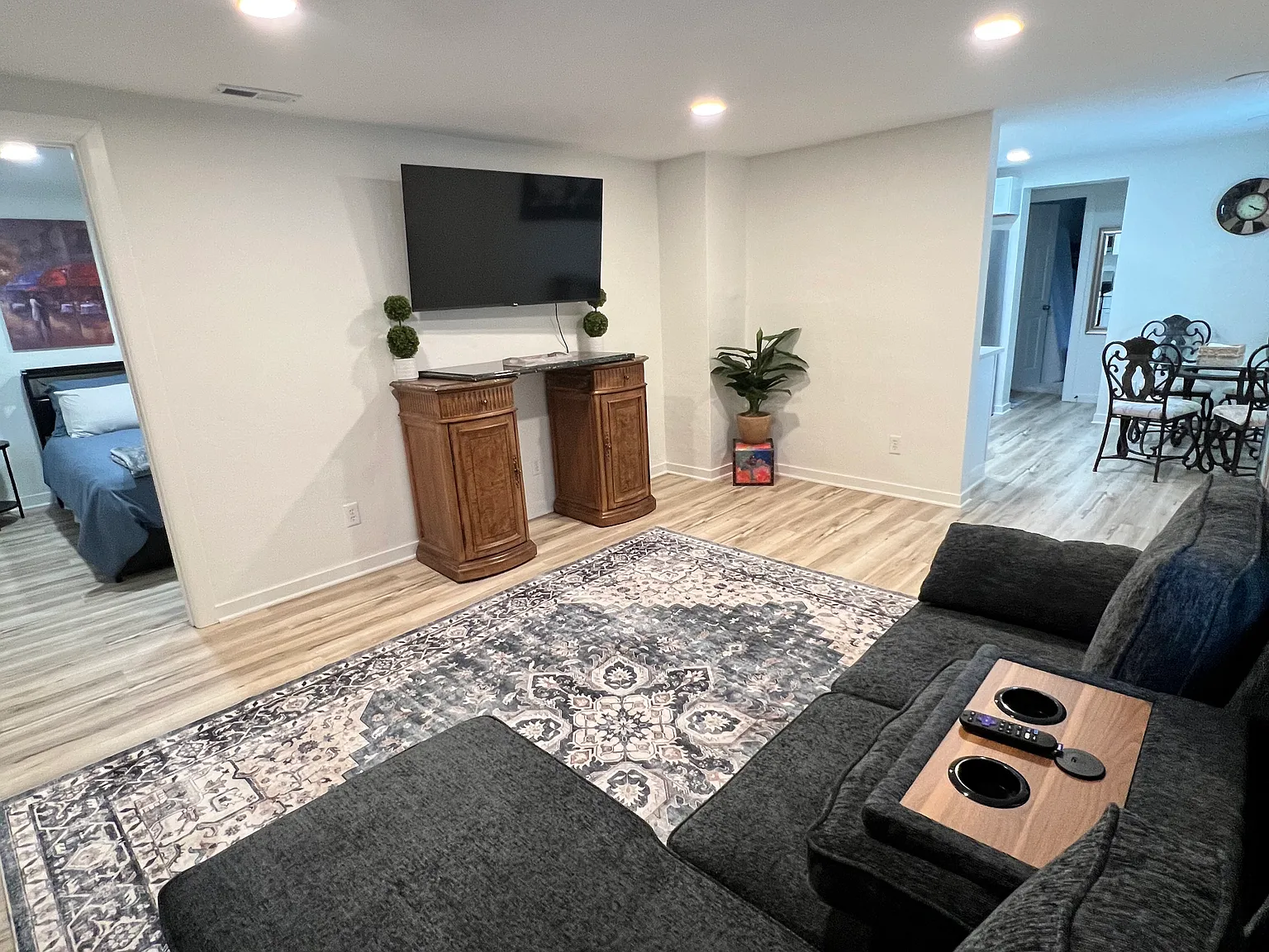 3 bed, 1.5 bath, 1008 sqft, $2,000 — Photo 2