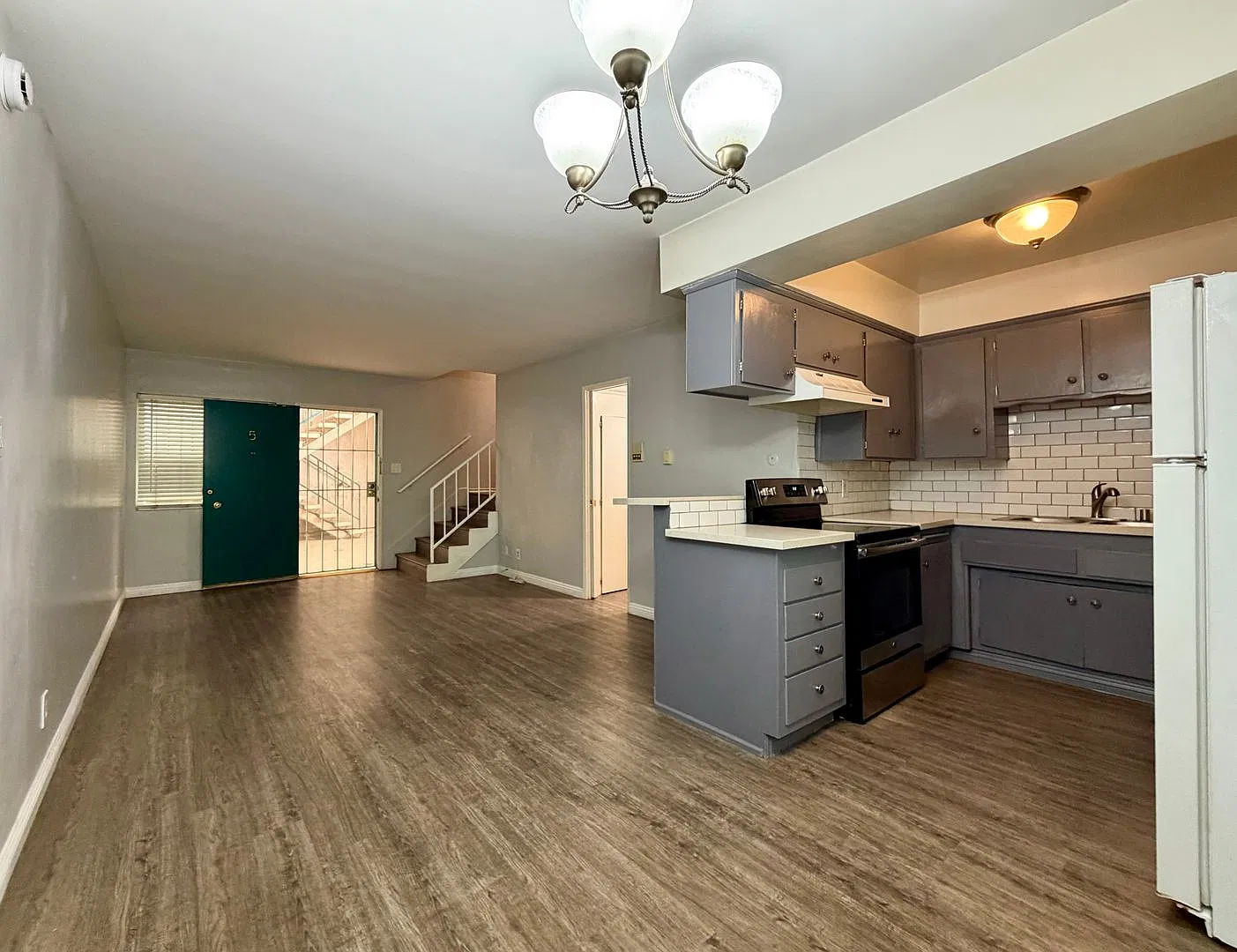 Gorgeous Updated Twh On Culdesac W/Laminate Flrs+Fab Kit+Laundry/Pool/Gym In Bldg — Photo 1