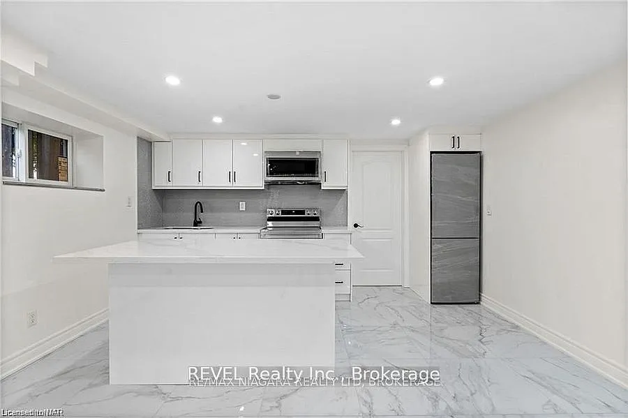 462C Carlton St
