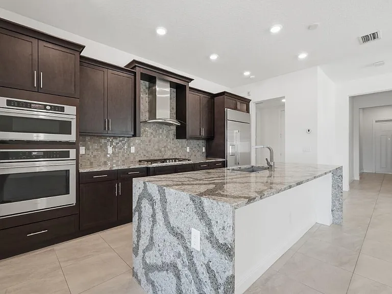 11760 Bayview Cir — Photo 2