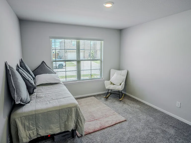 404 Eaton Dr — Photo 5