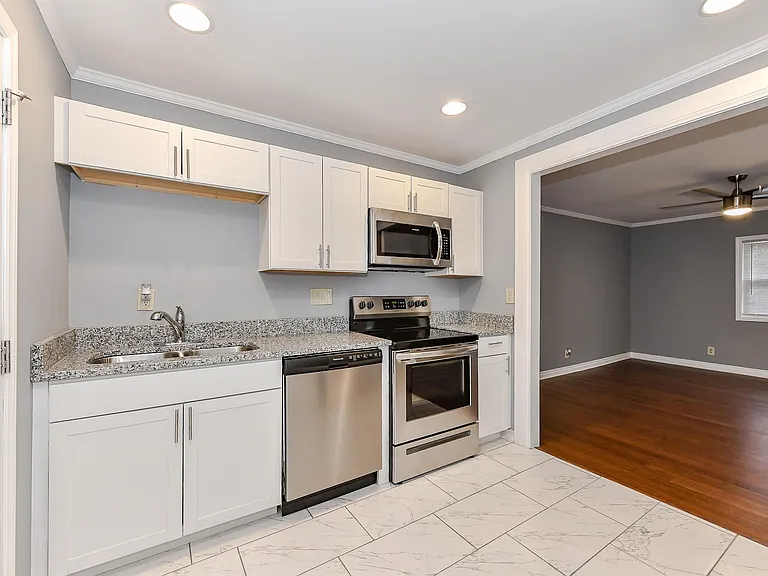 306 Plymouth Ave — Photo 8