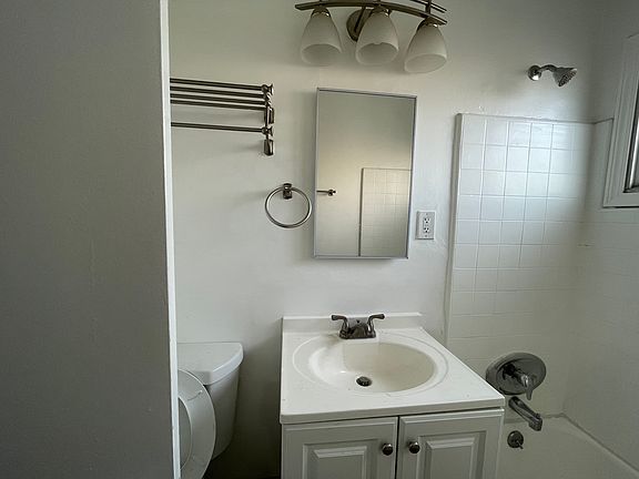3rd image of 6128 De Longpre Ave APT 6
