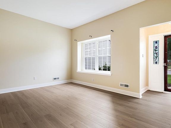 3rd image of 102 Sandhurst Dr