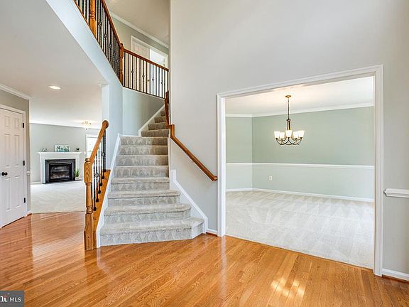 Beautiful hardwoods in the entry