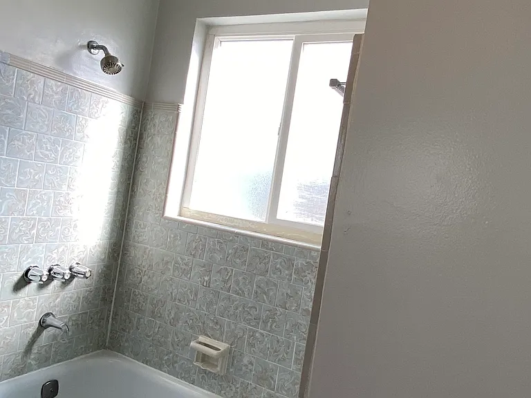 6049 Claremont Ave #E — Photo 8