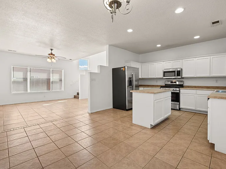 2406 Broadway Blvd NE — Photo 9