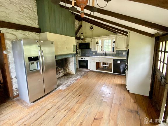 4th image of 1258 Bear Tavern Rd