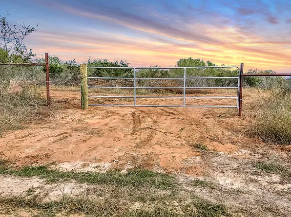 531 County Road 327, Pleasanton, TX 78064