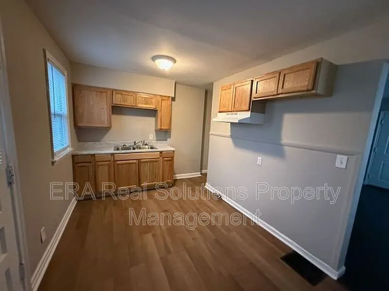 3 bed, 1.0 bath, 968 sqft, $1,350 — Photo 3