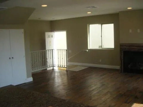 572 W 10th St — Photo 2