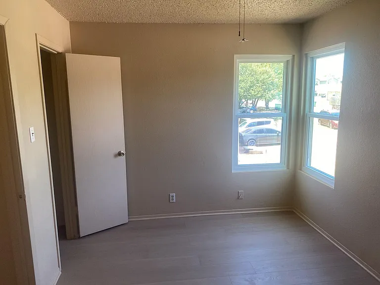 503 Cypress Ln — Photo 4