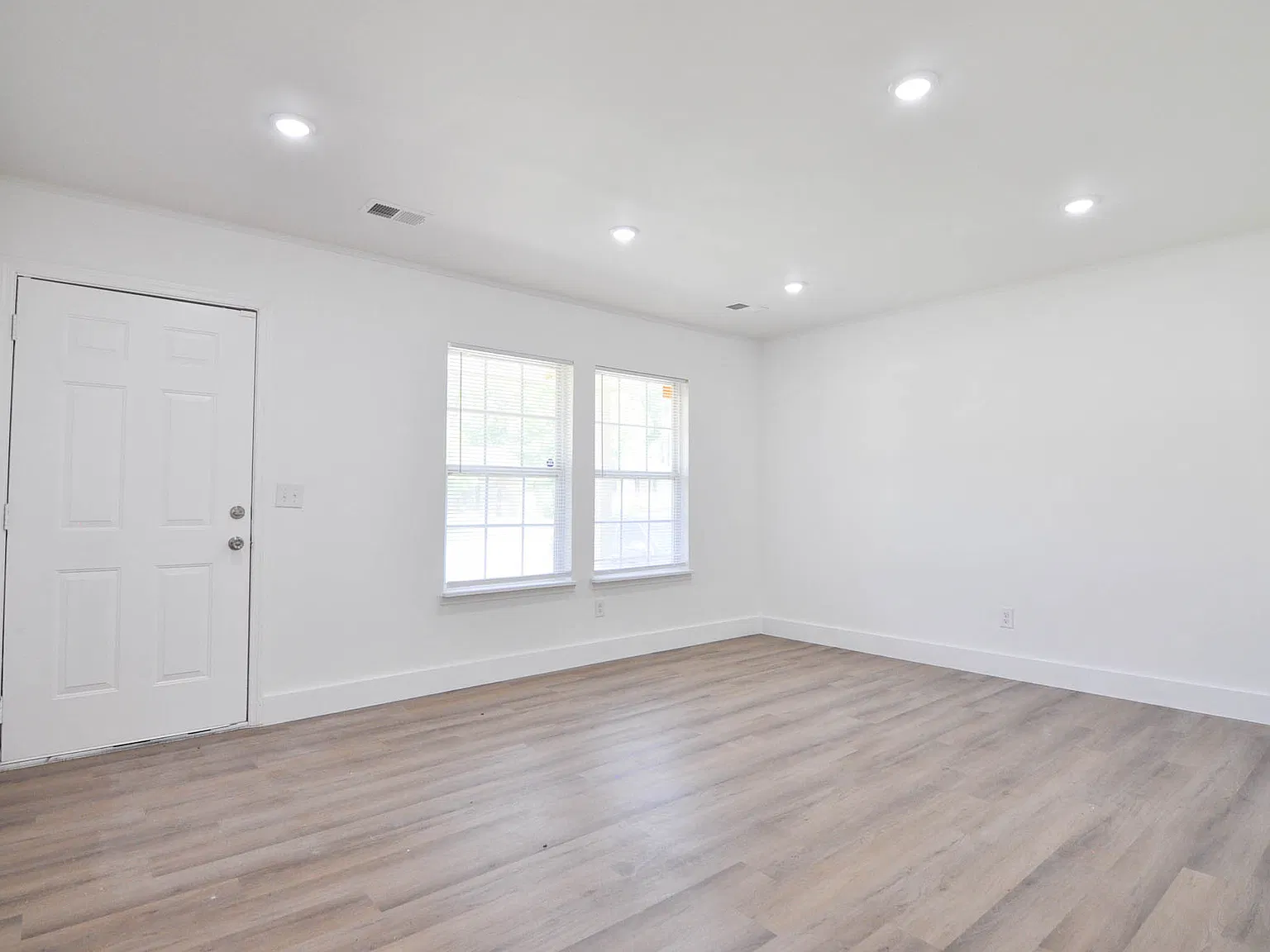3 bed, 1200 sqft, $1,595 — Photo 2