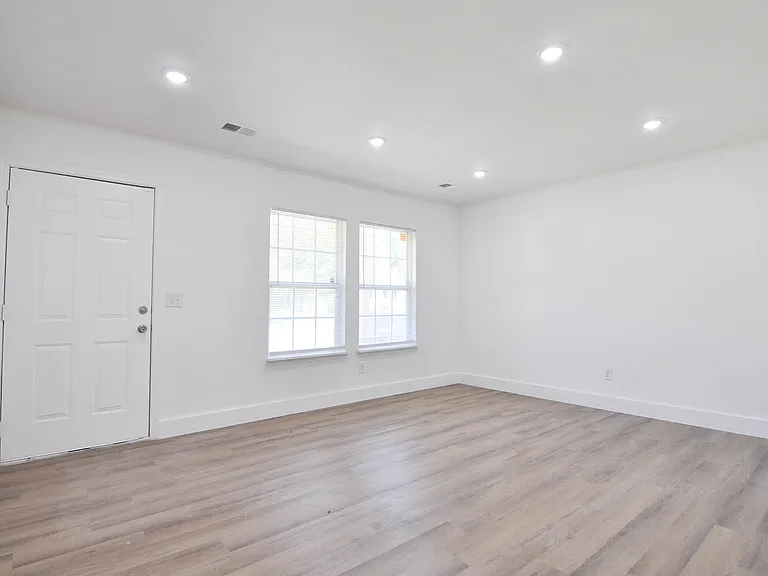 212 W Hanover Ave — Photo 5