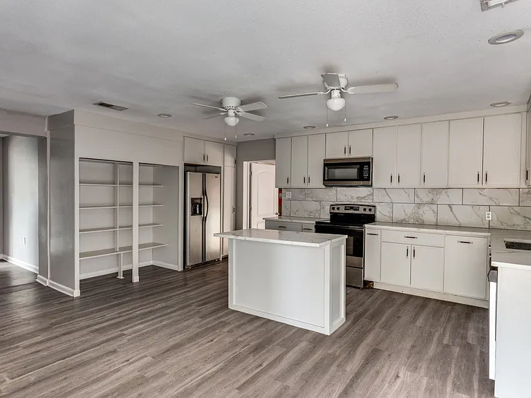 1612 Woodview Dr — Photo 2