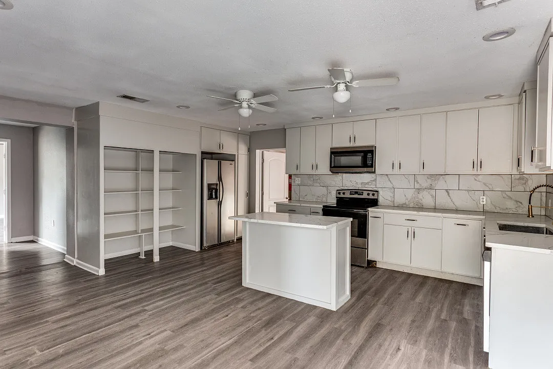 Building Photo - 1612 Woodview Dr