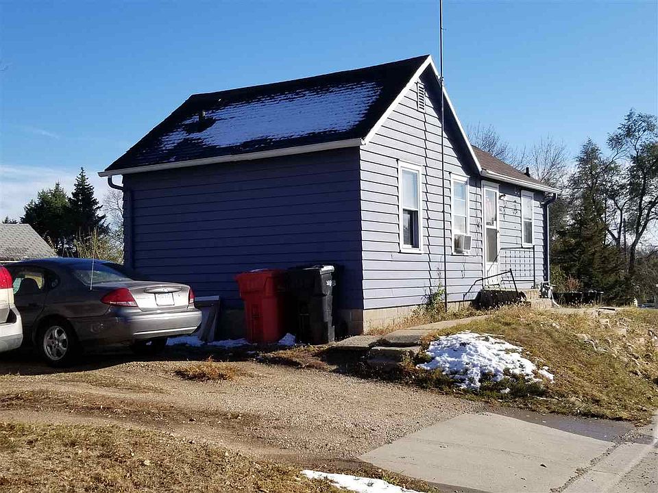 2nd image of 816 Maple St
