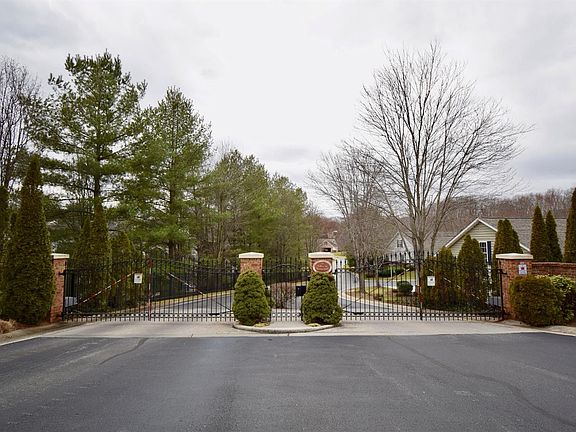 3rd image of 105 Villas Way Dr