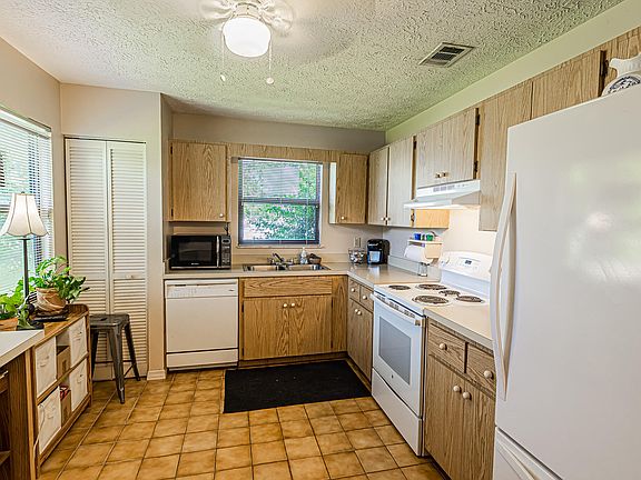 5th image of 1065 SW Dubuque Avenue