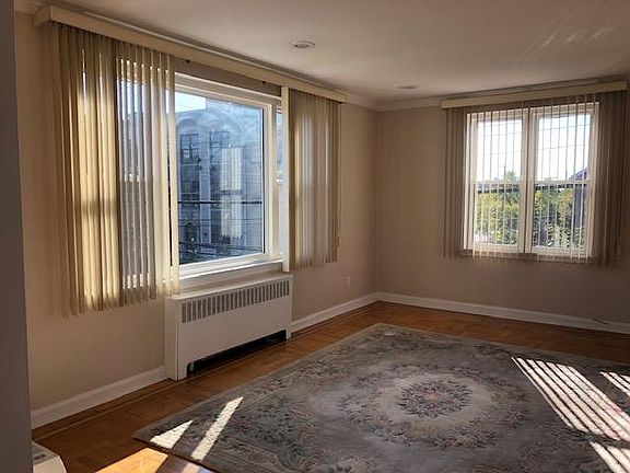 VERY LARGE LIVING ROOM