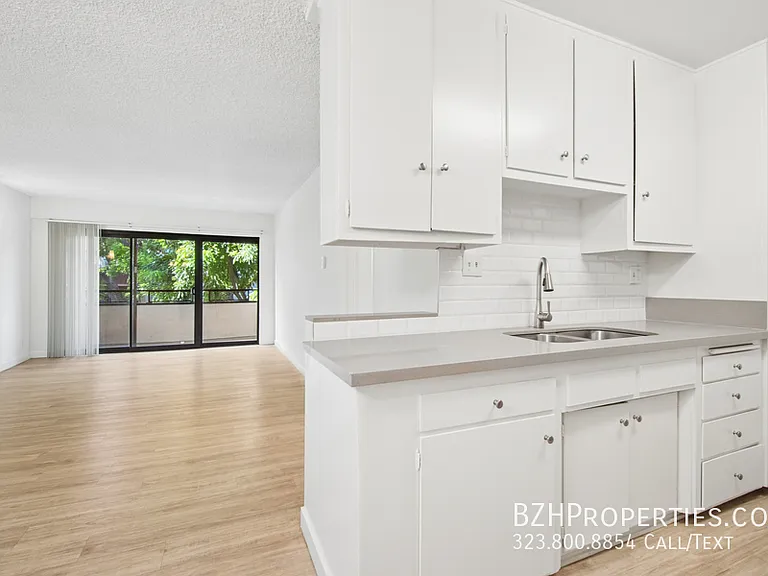 7540 Hampton Ave #202A — Photo 4