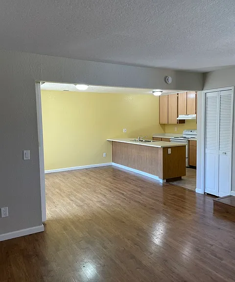 1665 Russell Ave — Photo 4