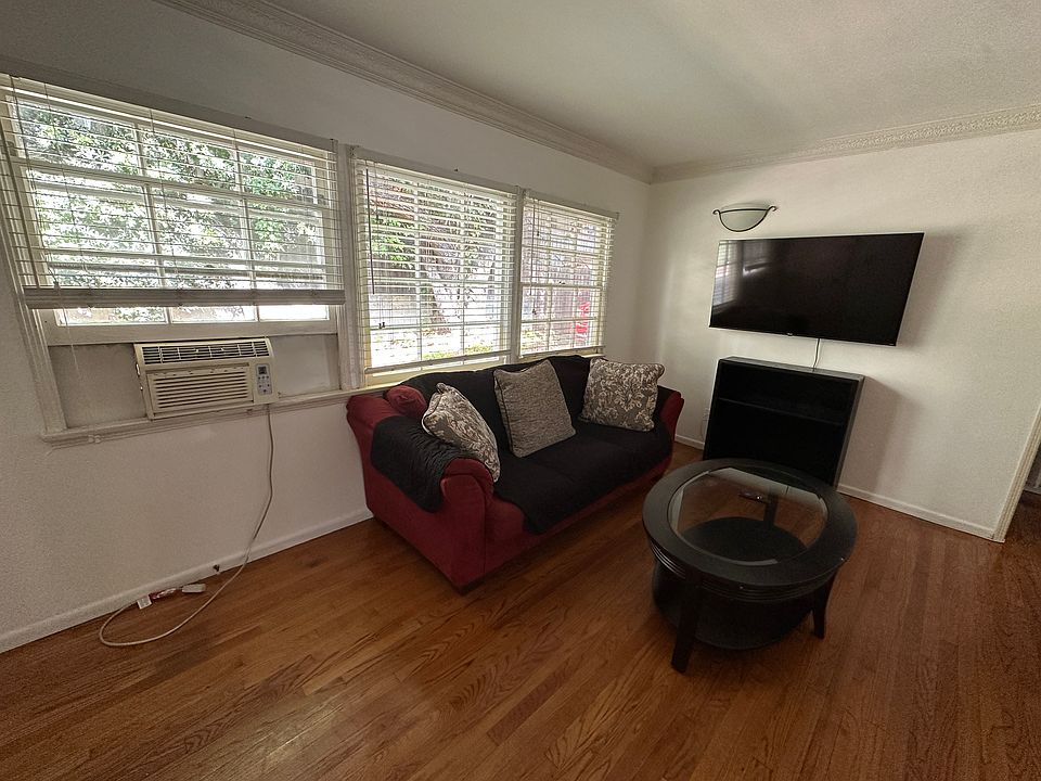 626 Veteran Avenue, Westwood, CA 90024 - Living Room & Flatscreen TV