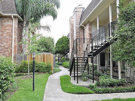 3rd image of 1601 S Shepherd Dr #2