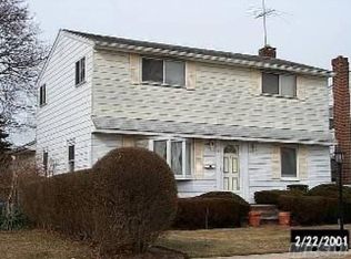 8 S Elm St, Hicksville, NY 11801