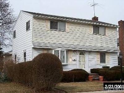 8 Elm St, Hicksville, NY, 11801