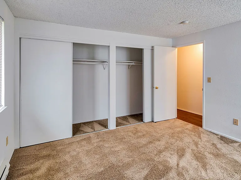 Parklane Apartments — Photo 28