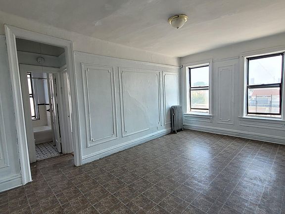 4th image of 2574 Wallace Ave #5C