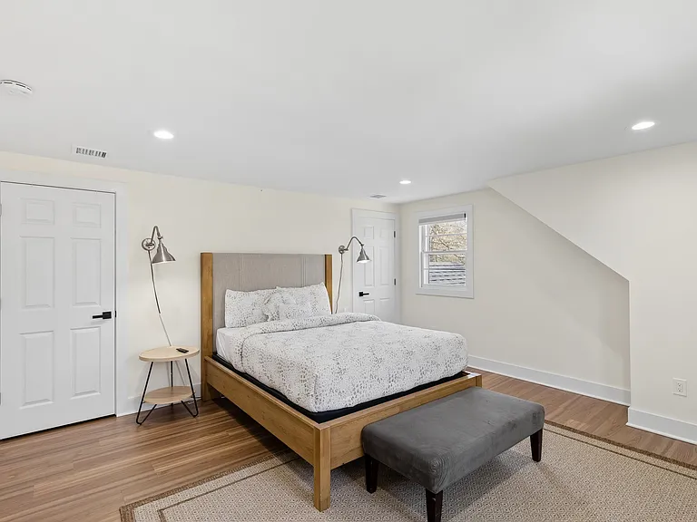 135 Pembroke Dr — Photo 32