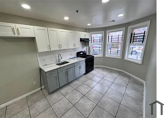 4 bed, $2,295 — Photo 1
