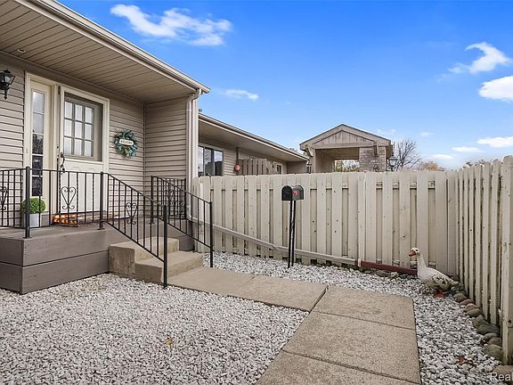 3rd image of 62512 Raleigh Ct Unit 4