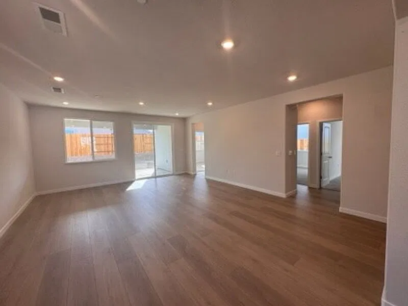 3 bed, 2.0 bath, 1501 sqft, $2,995 — Photo 2