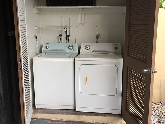 SEPARATE LAUNDRY ROOM