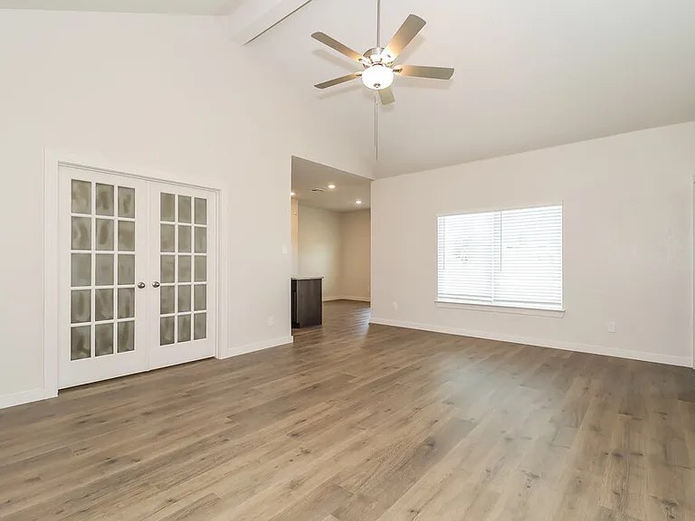 1505 Woodwinds Dr — Photo 3