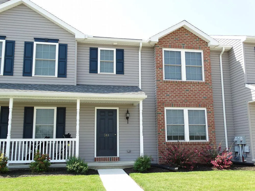 3 bed, 1.5 bath, 1440 sqft, $1,695 — Photo 1